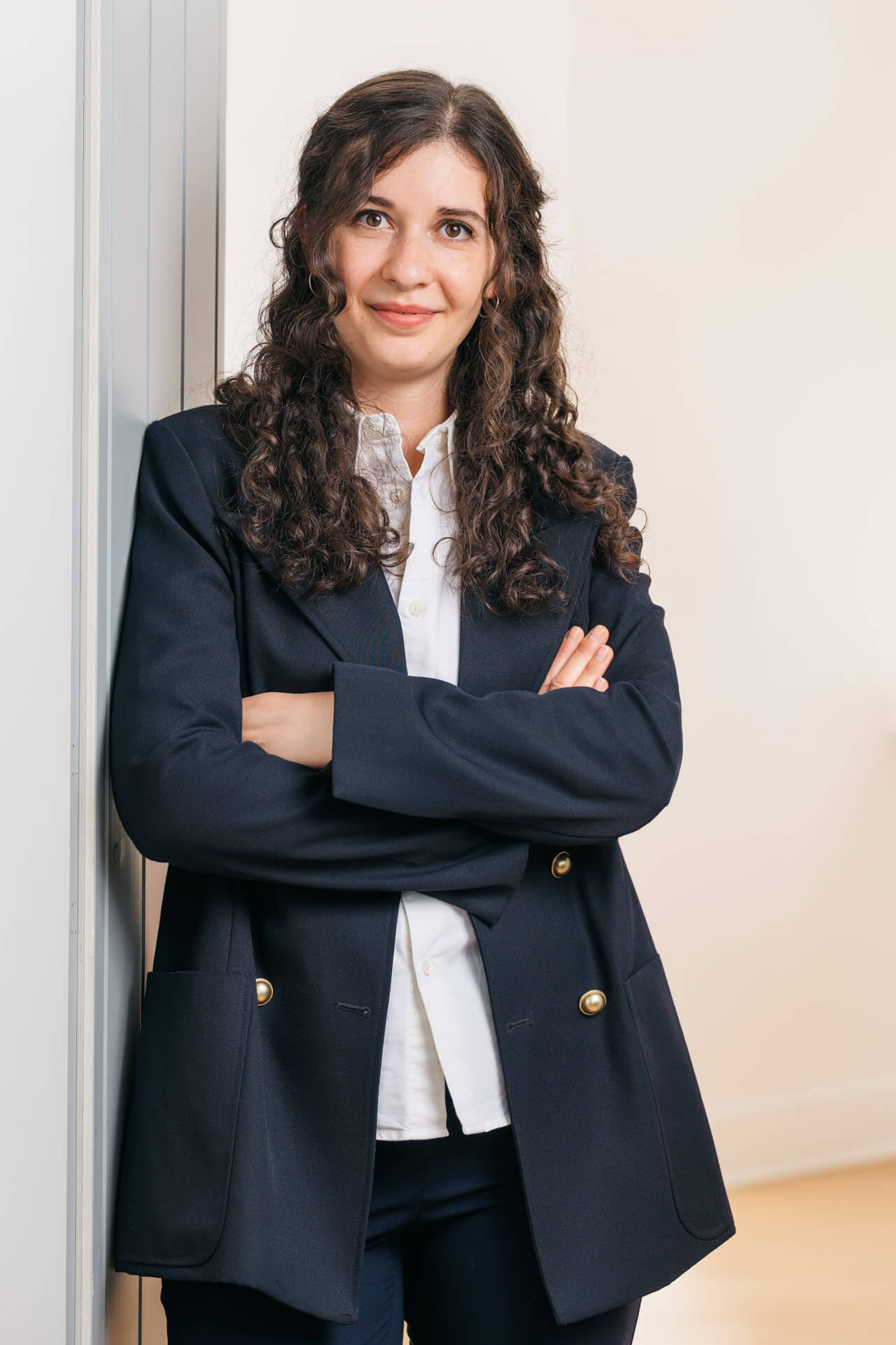 Aylin Sonntag im Türrahmen der Kanzlei Bechert in Berlin